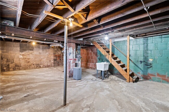 Building Photo - 378 Cross St