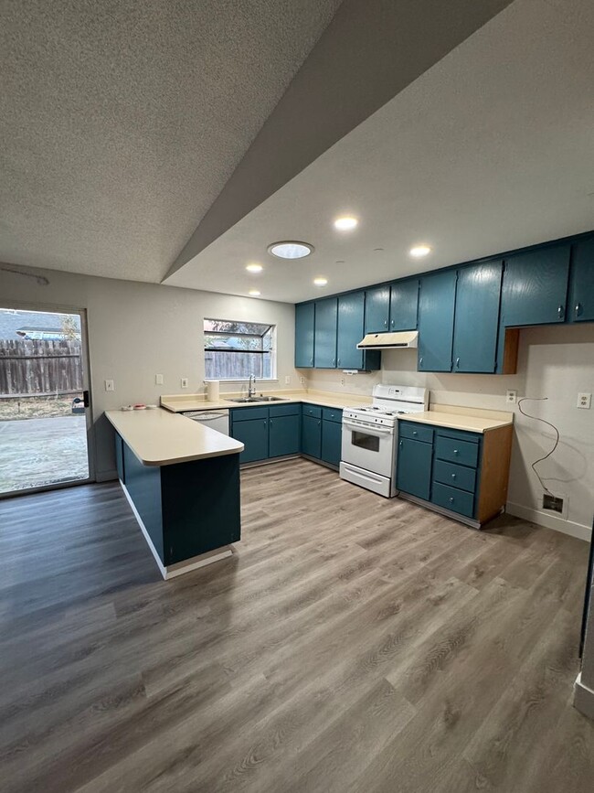 Building Photo - Newly Renovated Large Open Plan Home Avail...