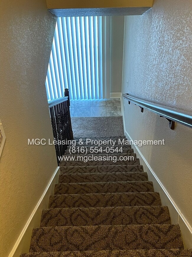 Building Photo - Eagle Creek Townhomes — Freshly Updated & Move-In Ready