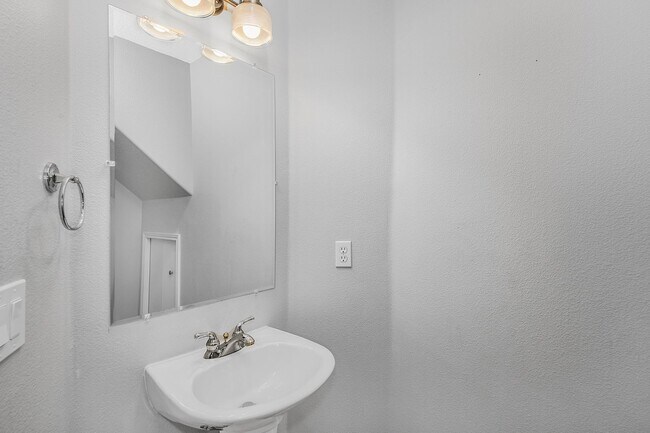 Building Photo - Discover Your Dream Home in Sterling Park!
