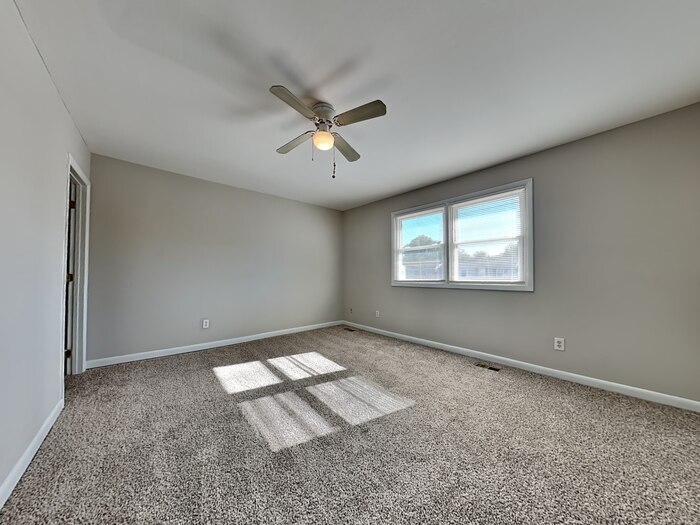 Building Photo - 657 Shore Dr