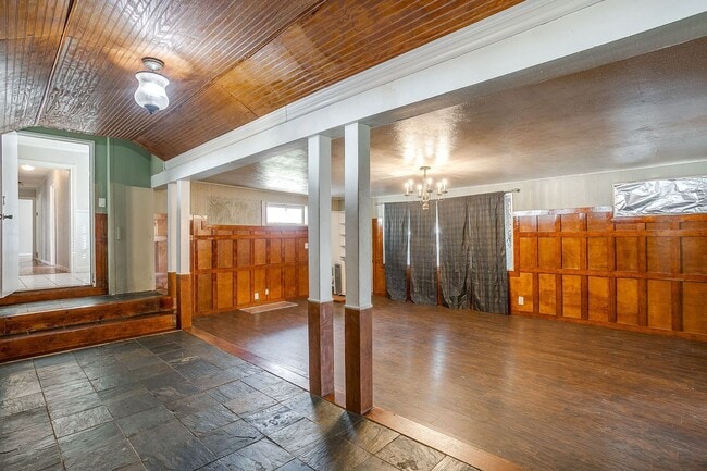 Building Photo - Amazing Historic 1940's Home in Original Cleburne- 4 Bed- 3 Bath w/ Multiple Living Areas- 76033