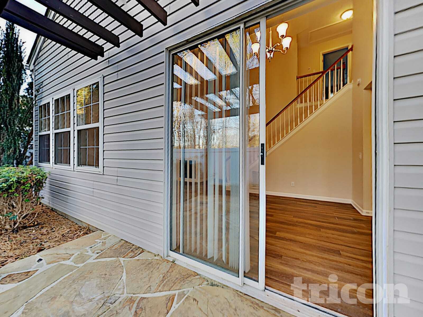 Building Photo - 102 W Oaks Pl