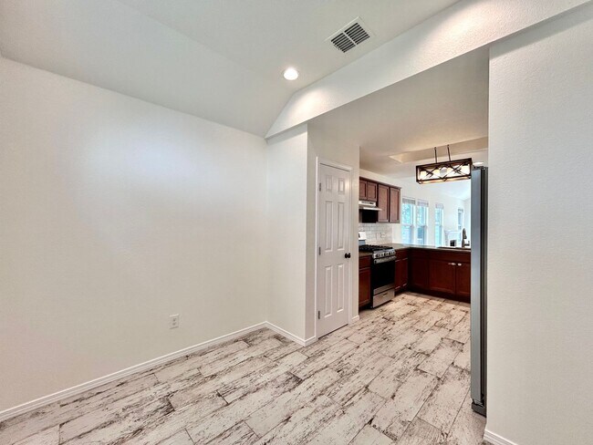 Building Photo - Beautiful 3/BR 2.5/BA Home with Modern Fin...