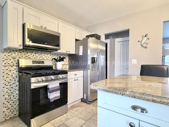 Building Photo - 3 Bed/2.5 Bath - Cape Cod Charm with Modern Comforts Throughout