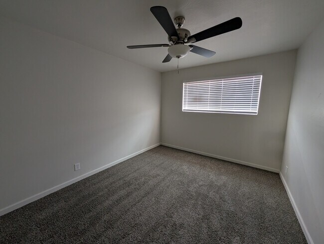 Building Photo - West Phoenix Fully Remodeled 3br