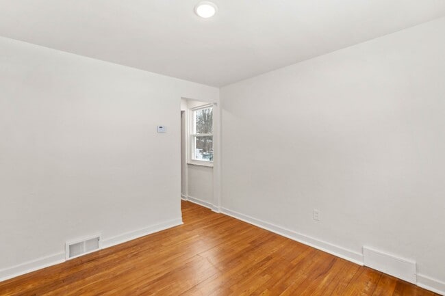 Building Photo - AVAILABLE MAY 1ST! UPDATED THROUGHOUT! 3-bedroom in Beechview!