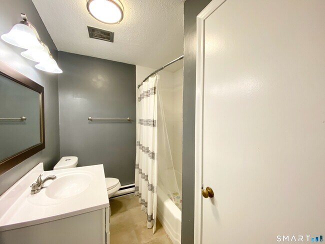 Building Photo - 24 College St