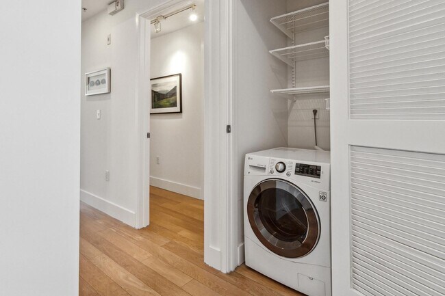 Building Photo - HIP 2BR/2BA Inner Mission Boutique Top Flo...