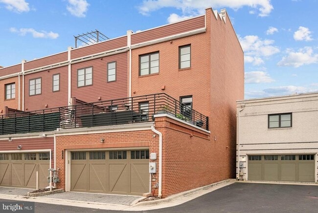 Building Photo - 710 E Howell Ave