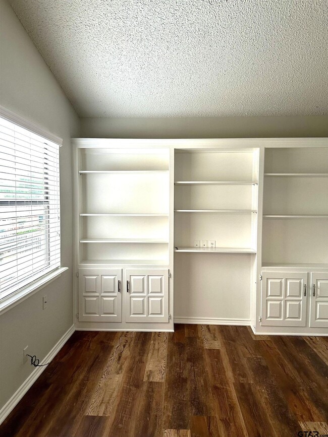 Building Photo - 5903 Hollytree Dr