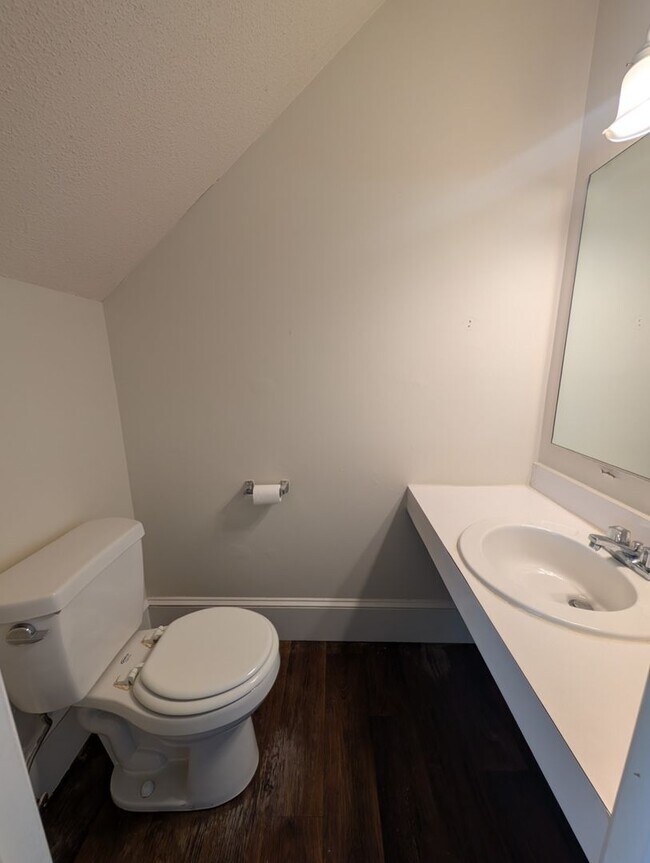 Building Photo - 2 Bedroom Walking Distance to NCSU!