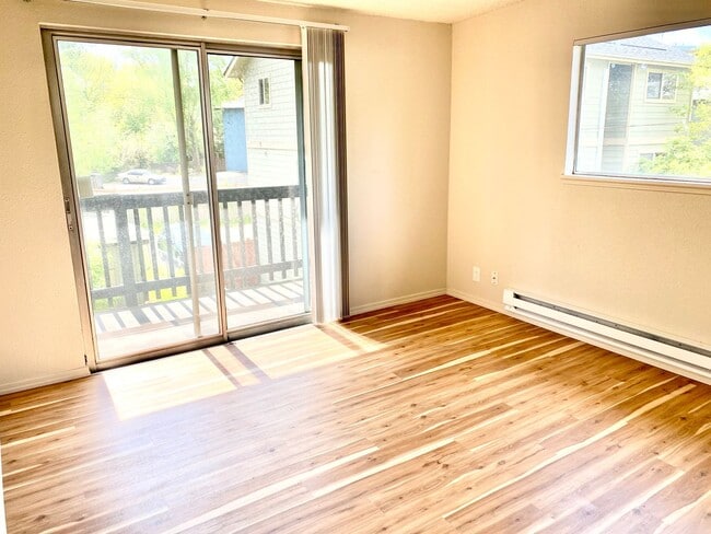 Building Photo - Amazing large 2-bedroom 1 bathroom Apartme...