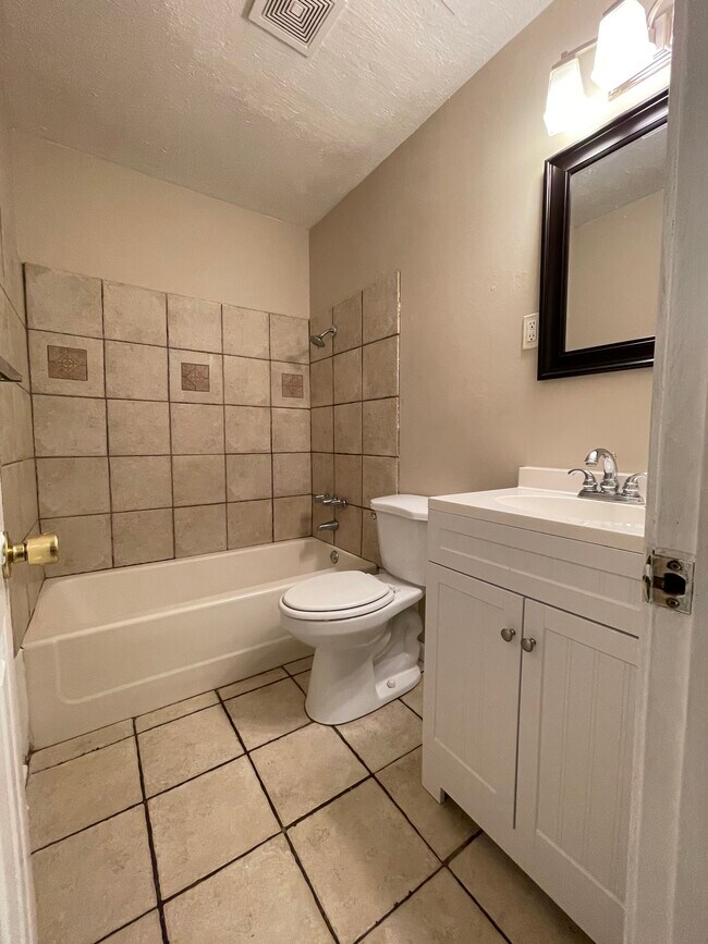 Guest bath - 323 Hunter Dr
