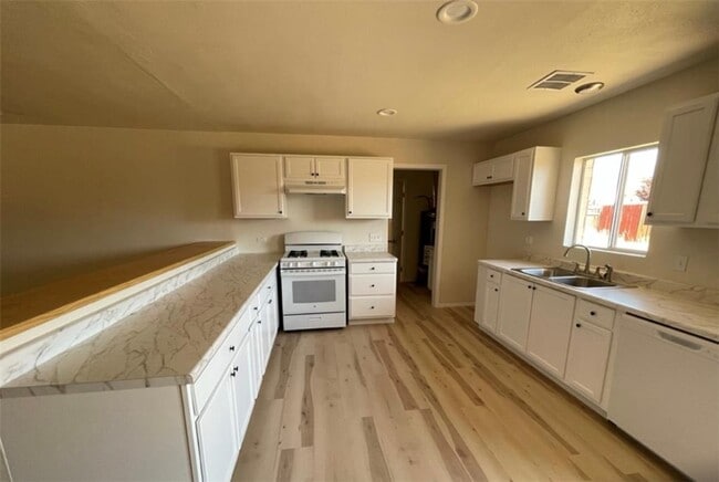 Building Photo - 1055 Hillside Dr