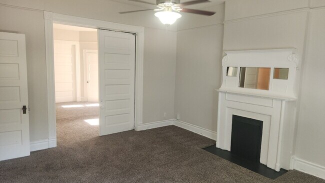 Building Photo - "Cozy 2-Bedroom Duplex in the Heart of St....