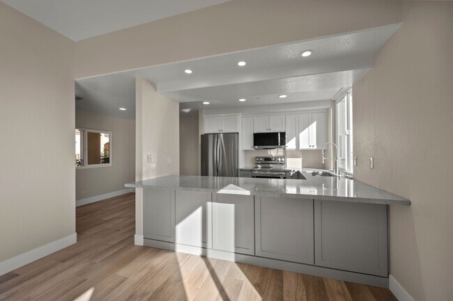 Building Photo - Stunning Remodeled Condo with Views in Banker's Hill