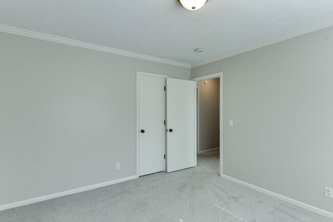 Building Photo - Large home in quiet neighborhood