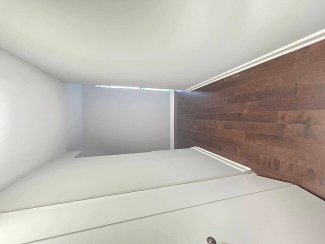 Building Photo - 6033 N Sheridan Rd