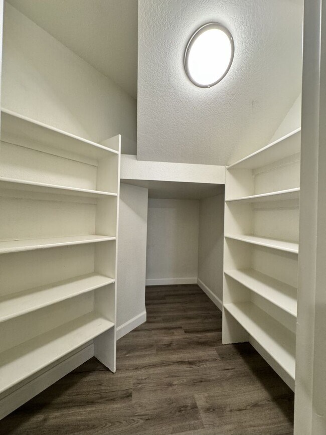 Building Photo - Great 3 bedroom 2 bath culdesac lot with f...