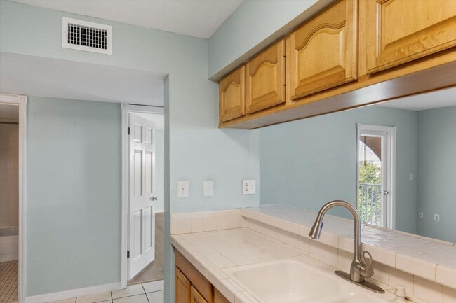 Building Photo - 3 Bedroom, 2 Bathroom Unfurnished Condo for a 1 year lease!