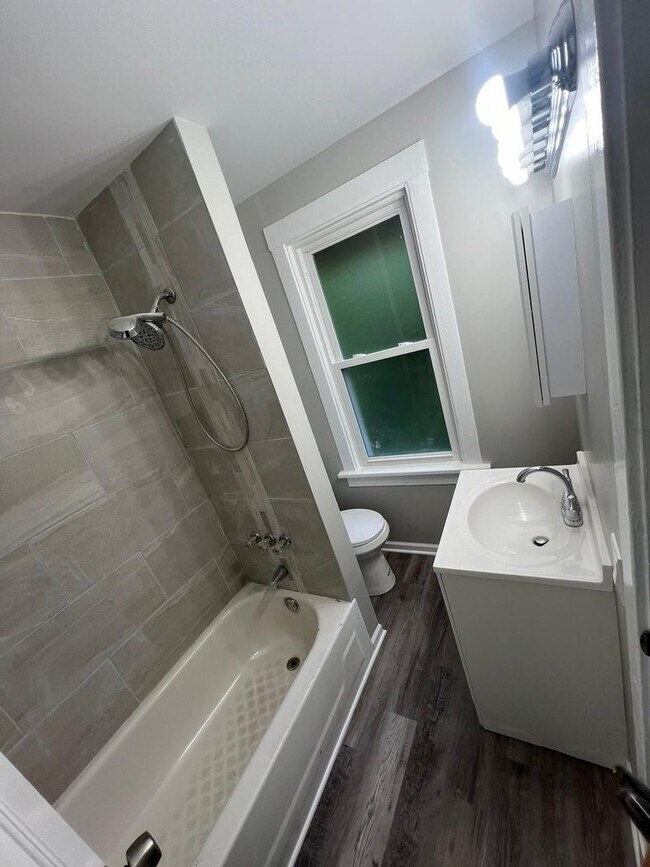 Building Photo - Custom updated rental! All new!