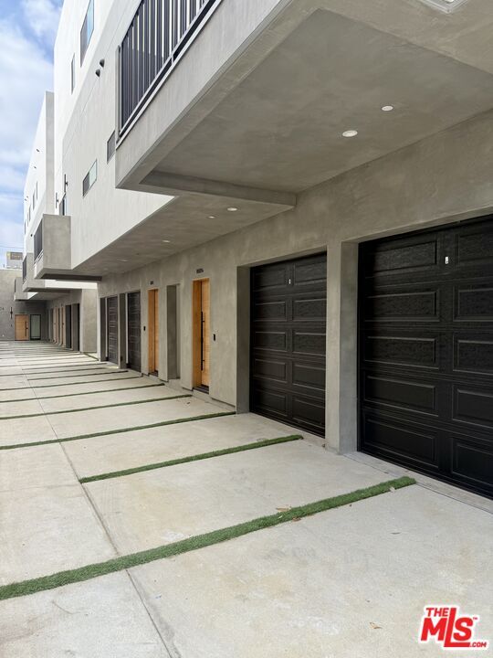 Building Photo - 11010 Hortense St
