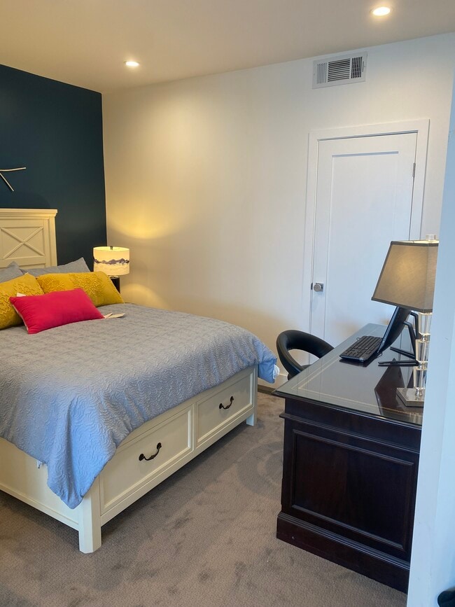 Building Photo - 727 Esplanade