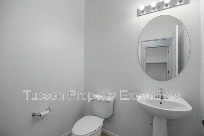 Building Photo - 7585 E Picket Fence Ln