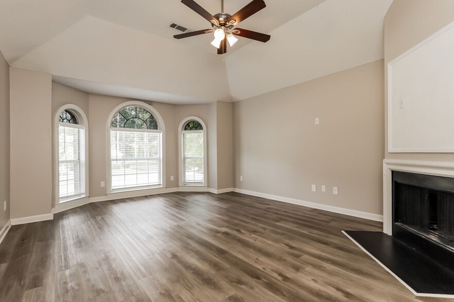 Building Photo - 355 Emerald Trce