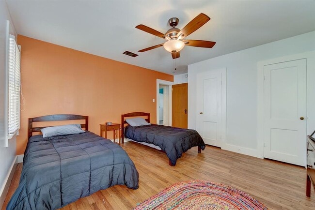 Building Photo - 601 E 8th St