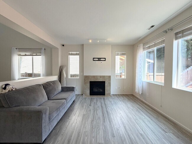 Building Photo - Updated Lakeland Hills Home w/ Air conditioning