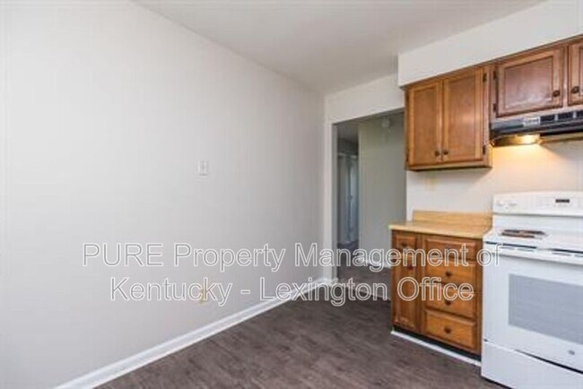 Building Photo - 3736 Camelot Dr