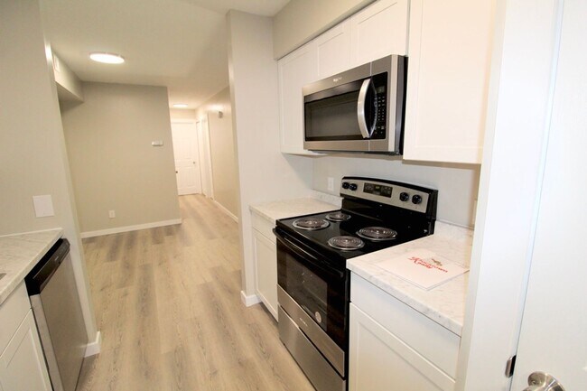 Building Photo - Stunning Fully Remodeled 3BR Condo at Madison Manor – Available This July!