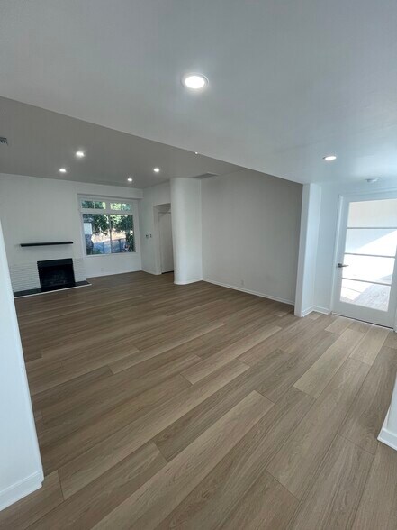 Building Photo - 3043 Hollycrest Dr