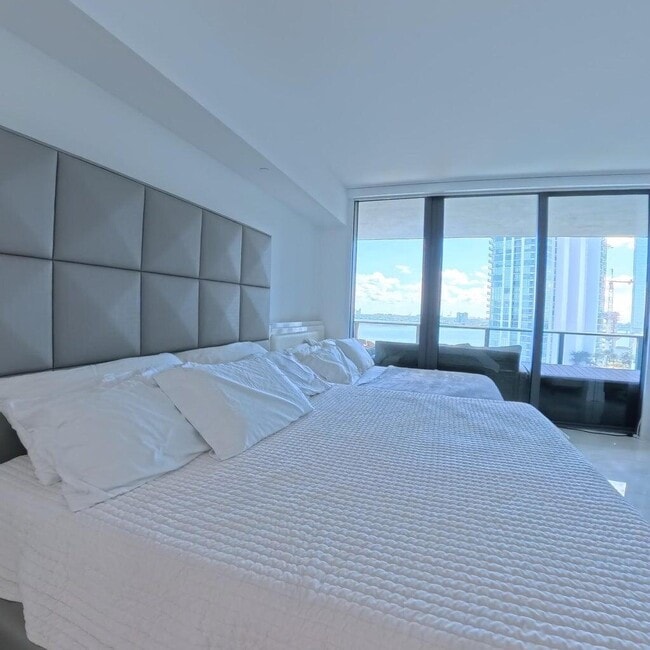 Building Photo - 650 NE 32nd St