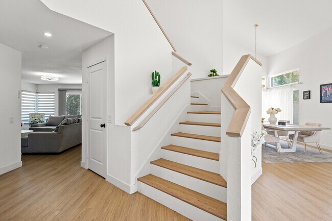 Building Photo - Luxe Spacious Home Near Parks Fully Equipped