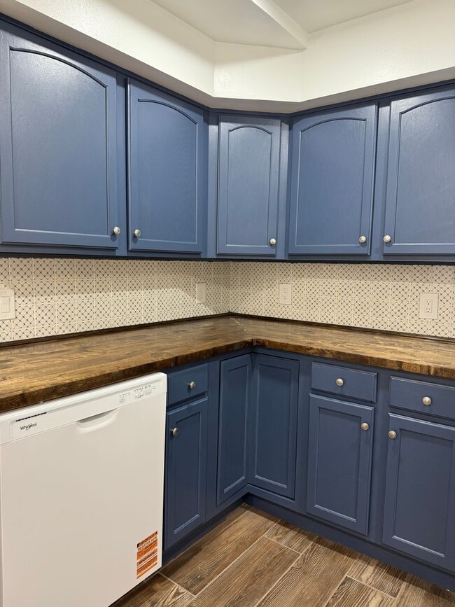 Building Photo - For Rent – 2 Bedroom, 1 Bathroom Apartment...