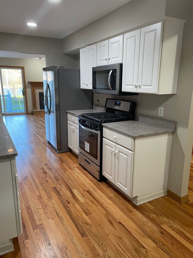 Building Photo - 288 Summerhaven Dr N