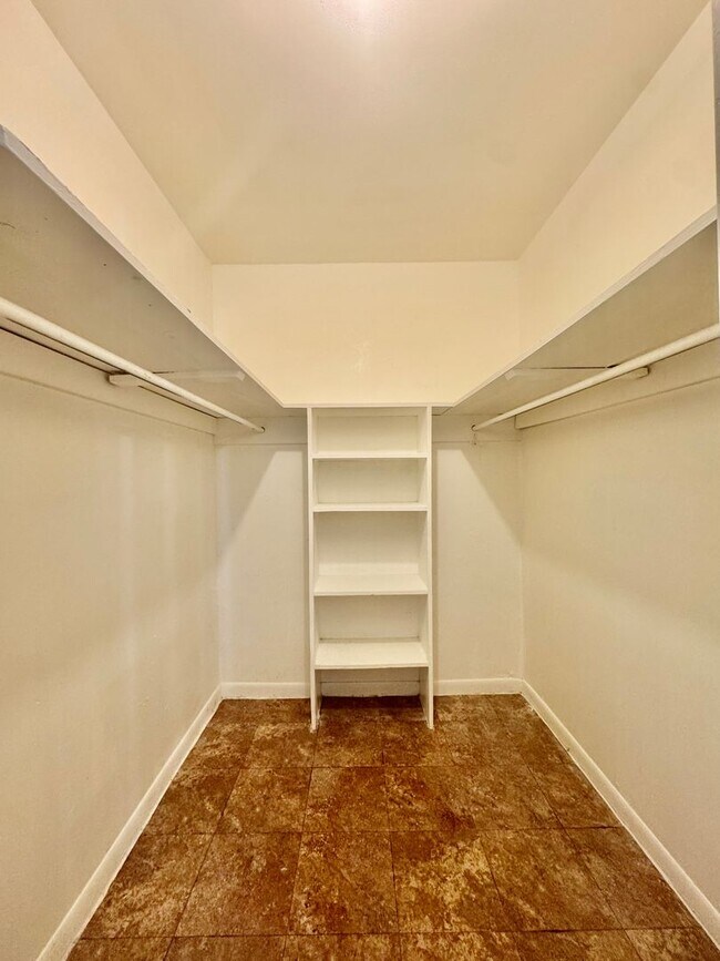 Building Photo - 2006 Sul Ross St