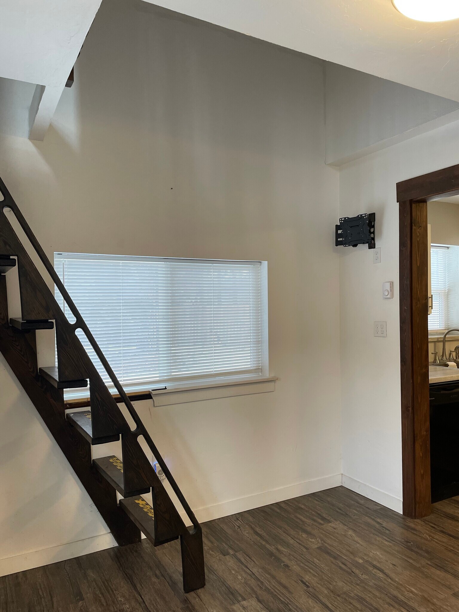 Building Photo - 209 W Barnes Rd