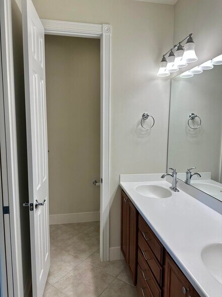 Building Photo - 1454 S Jeaga Dr