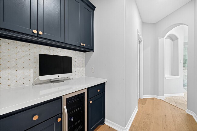 Building Photo - 2731 Stuart Manor