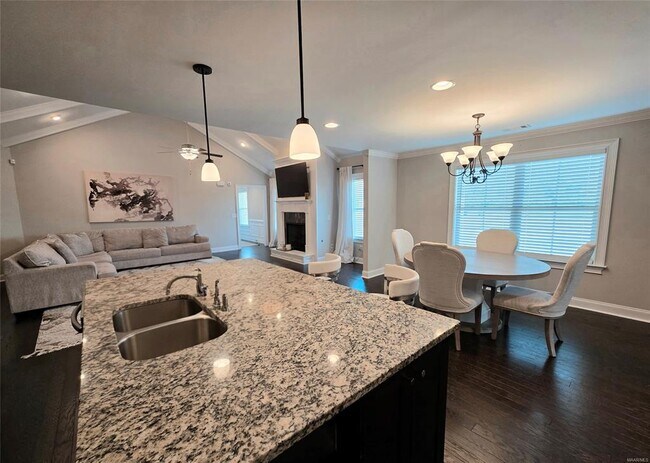 Building Photo - 656 Riverdale Dr.