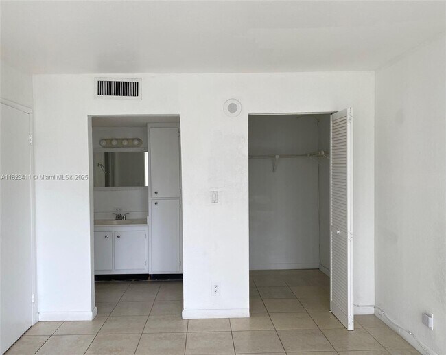 Building Photo - 17011 N Bay Rd