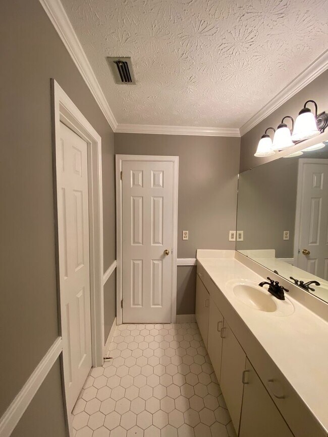 Building Photo - 1607 Salisbury Pl