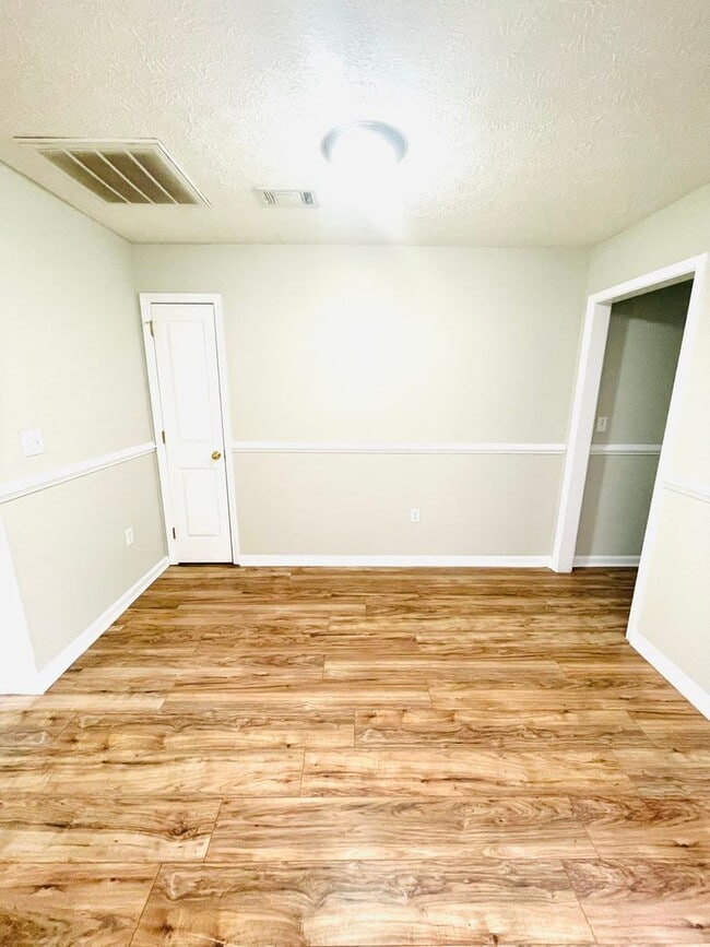 Building Photo - ** 3 Bed 2 Bath located in Millbrook ** Ca...