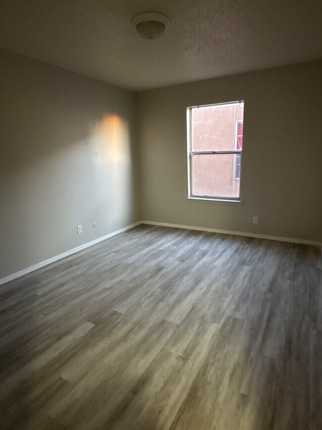 Building Photo - 928 San Pedro Dr SE