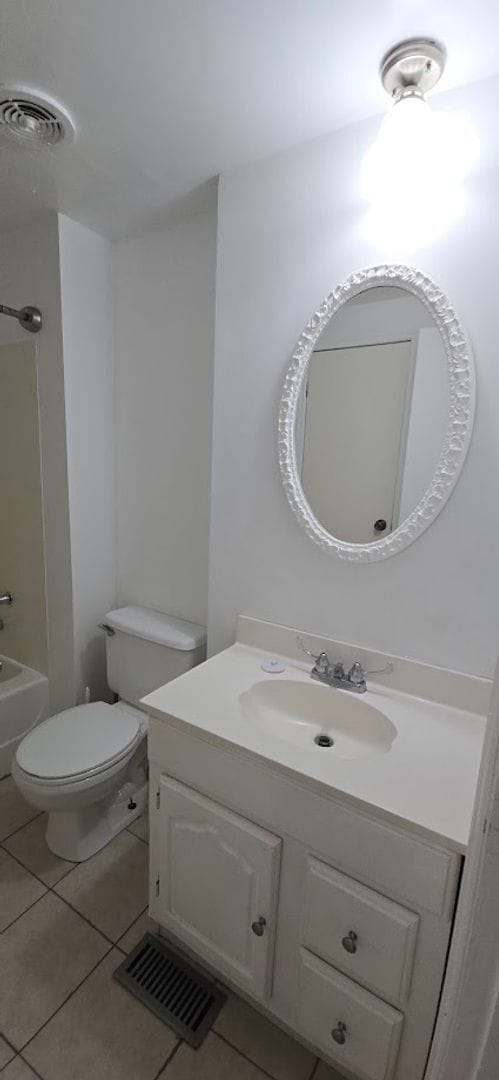 Building Photo - 2 bed 2 baths with large screened patio