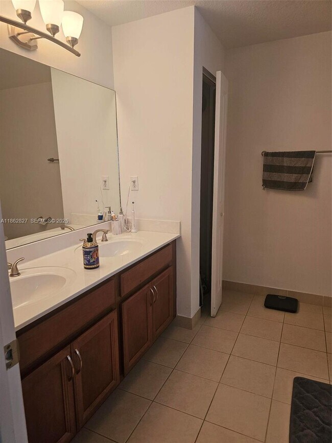 Building Photo - 362 NE 194th Terrace